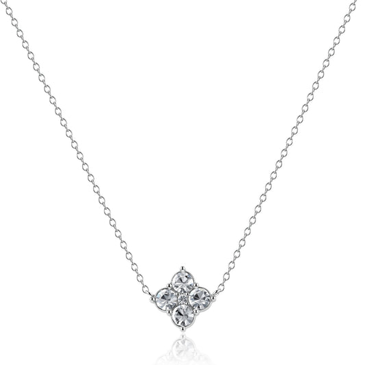 Collana S'Agapō della collezione Gleam in acciaio anallergico, caratterizzata da una sottile catenina a maglie e un charm centrale a forma di quadrifoglio stilizzato impreziosito da quattro cristalli bianchi circolari. Il gioiello è completato da una chiusura a moschettone con catenina di regolazione e un piccolo pendente a cuore logato.
