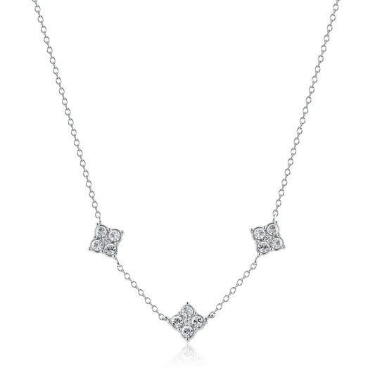 collana S'Agapõ della collezione Gleam in acciaio anallergico con sottile catenina a maglie, impreziosita da tre charm centrali a forma di quadrifoglio stilizzato di diverse dimensioni con cristalli bianchi circolari e chiusura a moschettone con pendente a cuore logato.