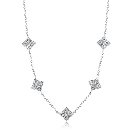 collana S'Agapõ della collezione Gleam in acciaio anallergico con sottile catenina a maglie, impreziosita da cinque charm centrali a forma di quadrifoglio stilizzato di diverse dimensioni con cristalli bianchi circolari e chiusura a moschettone con pendente a cuore logato.