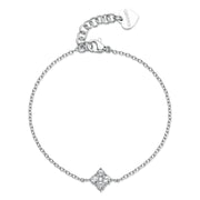Bracciale S'Agapō della collezione Gleam in acciaio anallergico, caratterizzato da una sottile catenina a maglie e un charm centrale a forma di quadrifoglio stilizzato impreziosito da quattro cristalli bianchi circolari. Il gioiello è completato da una chiusura a moschettone con catenina di regolazione e un piccolo pendente a cuore logato.