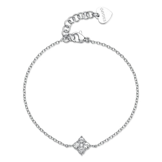 Bracciale S'Agapō della collezione Gleam in acciaio anallergico, caratterizzato da una sottile catenina a maglie e un charm centrale a forma di quadrifoglio stilizzato impreziosito da quattro cristalli bianchi circolari. Il gioiello è completato da una chiusura a moschettone con catenina di regolazione e un piccolo pendente a cuore logato.