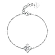Bracciale S'Agapō della collezione Gleam in acciaio anallergico, caratterizzato da una sottile catenina a maglie e un charm centrale a forma di quadrifoglio stilizzato impreziosito da quattro cristalli bianchi circolari. Il gioiello è completato da una chiusura a moschettone con catenina di regolazione e un piccolo pendente a cuore logato.