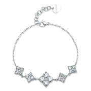 Bracciale S'Agapõ della collezione Gleam in acciaio anallergico con sottile catenina a maglie, impreziosito da cinque charm centrali a forma di quadrifoglio stilizzato di diverse dimensioni con cristalli bianchi circolari e chiusura a moschettone con pendente a cuore logato.