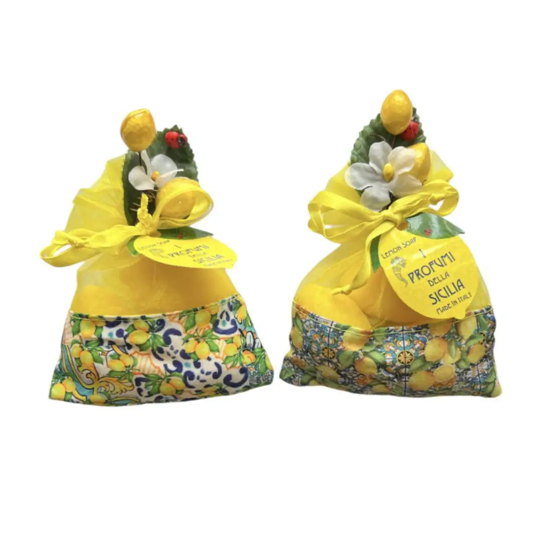 Sacchettino regalo con saponetta al limone firmato La Divina Costiera, caratterizzato da una confezione decorata con vivaci motivi maiolica e limoni della costiera amalfitana. Questa profumata bomboniera assortita è rifinita con un elegante nastro colorato e un'asola in finta pelle, ideale come piccolo e originale pensiero per i tuoi ospiti.