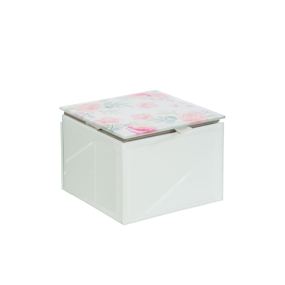 Questa scatola in vetro con coperchio decorato a fiori si distingue per la forma compatta e il design elegante. Ideale come bomboniera per matrimonio, unisce stile e praticità in una soluzione raffinata. La trasparenza del vetro valorizza il contenuto, mentre la struttura resistente protegge ogni ricordo