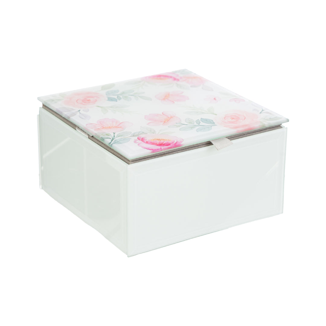 Questa scatola in vetro con coperchio decorato a fiori si distingue per la forma compatta e il design elegante. Ideale come bomboniera per matrimonio, unisce stile e praticità in una soluzione raffinata. La trasparenza del vetro valorizza il contenuto, mentre la struttura resistente protegge ogni ricordo