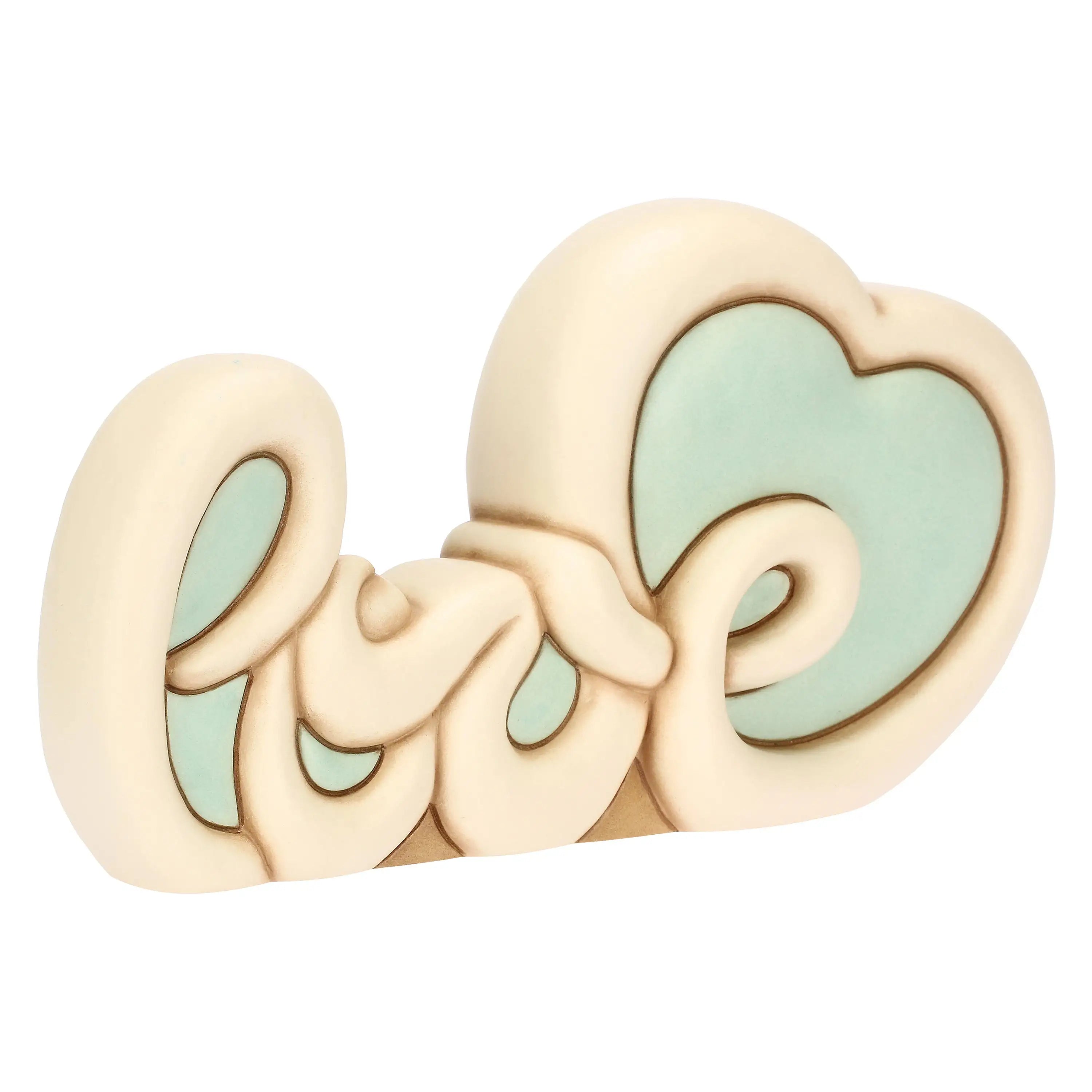 Vista angolata della scritta "Love" che mostra lo spessore e le forme arrotondate della ceramica lucida. La combinazione di color crema e verde acqua segue le linee curve del design.