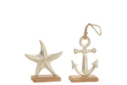 Decorazione marinara in alluminio argentato della linea "Oceano Azul", disponibile nei soggetti assortiti di stella marina o ancora con cordino in corda su base in legno. Questa scultura ornamentale di piccole dimensioni è ideale come soprammobile per arricchire una casa al mare o un arredamento in stile costiero.