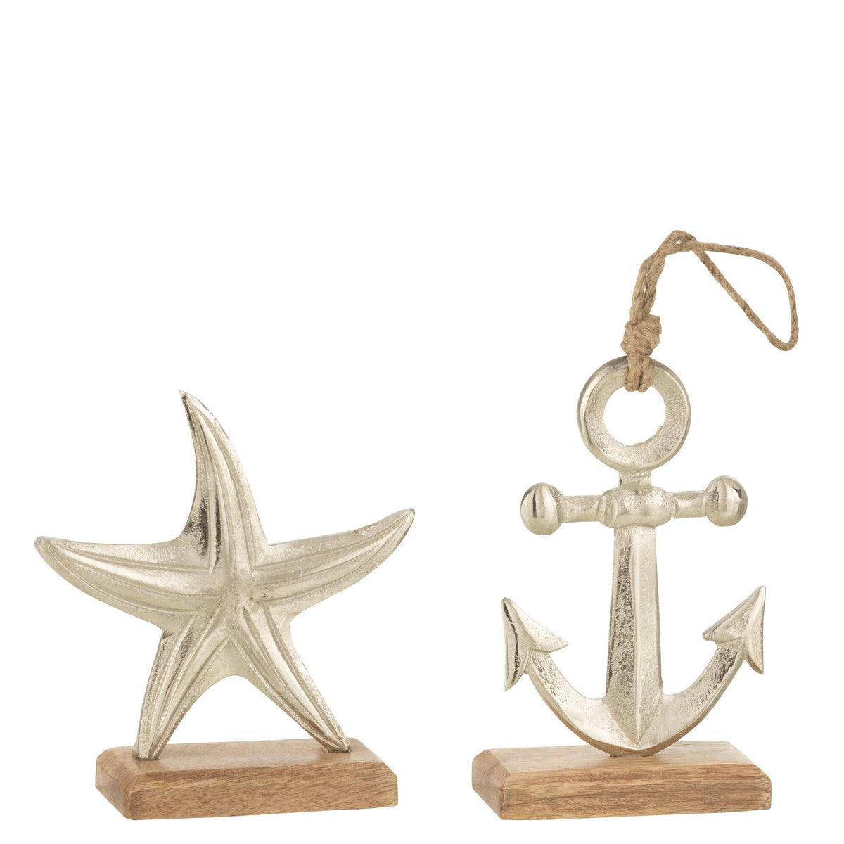 Decorazione marinara in alluminio argentato della linea "Oceano Azul", disponibile nei soggetti assortiti di stella marina o ancora con cordino in corda su base in legno. Questa scultura ornamentale di piccole dimensioni è ideale come soprammobile per arricchire una casa al mare o un arredamento in stile costiero.