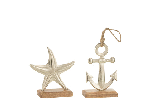 Decorazione marinara in alluminio argentato della linea "Oceano Azul", disponibile nei soggetti assortiti di stella marina o ancora con cordino in corda su base in legno. Questa scultura ornamentale di piccole dimensioni è ideale come soprammobile per arricchire una casa al mare o un arredamento in stile costiero.