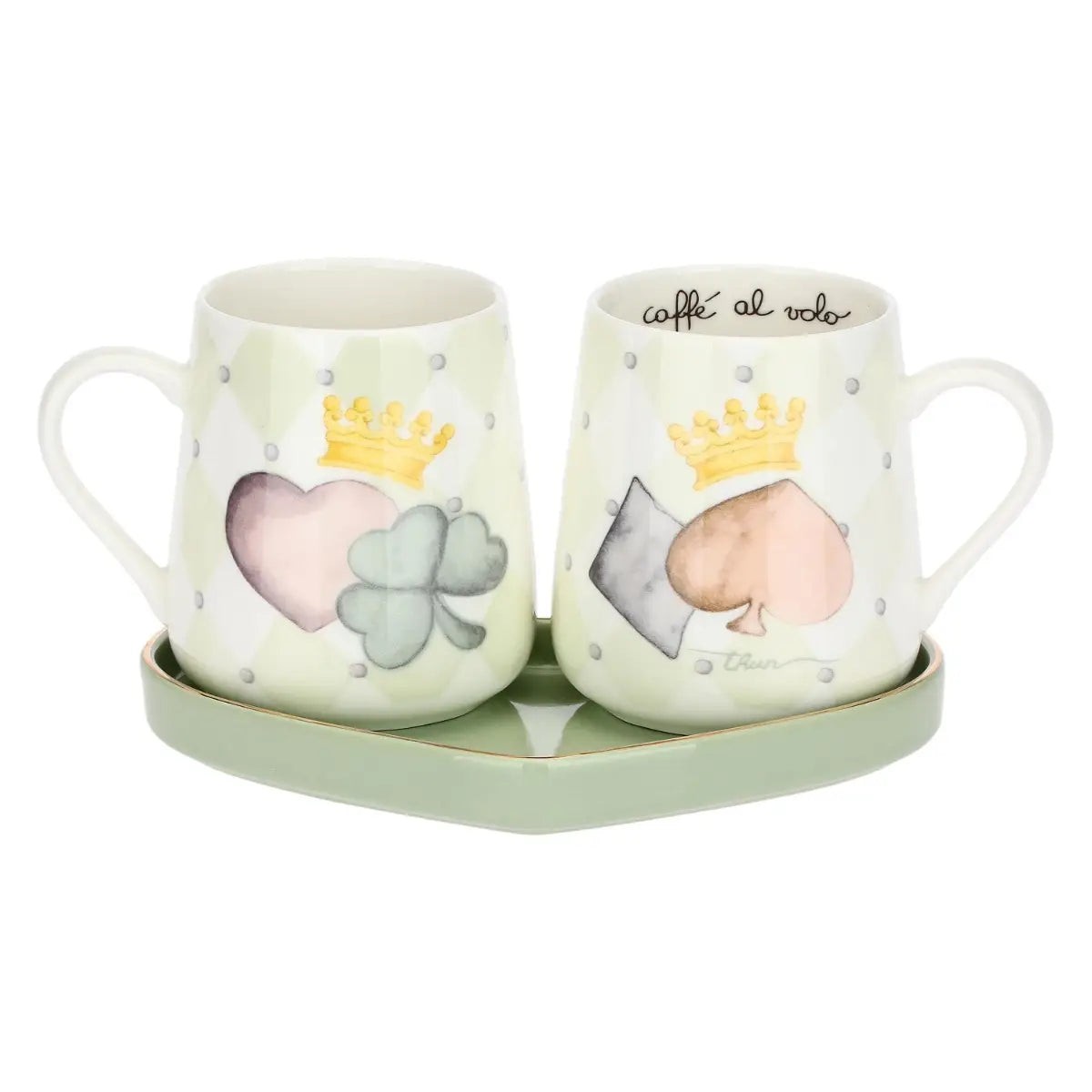 Un set da colazione composto da due tazze mug in ceramica e un vassoio coordinato, prodotti dal marchio Thun. Le tazze presentano una forma leggermente panciuta e sono decorate con un motivo a rombi color crema e verde pastello, arricchito da piccoli pois grigi. Su ogni tazza spiccano illustrazioni in stile acquerello che richiamano i semi delle carte: a sinistra un cuore rosa e un quadrifoglio verde; a destra un picche marrone chiaro e un quadretti grigio.