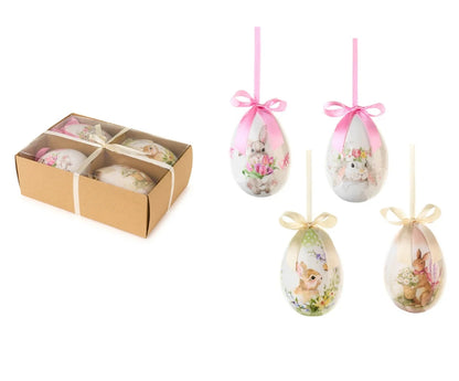 Set da 4 uova decorative della collezione "Dorothy" di Nuvole di Stoffa, pensate come addobbi pasquali da appendere per l'albero di Pasqua o per creare composizioni primaverili. Ogni uovo presenta illustrazioni in stile acquerello con teneri coniglietti, fiori, tulipani e margherite, rifinito nella parte superiore da un elegante nastro in raso con fiocco nei toni del rosa e del panna.