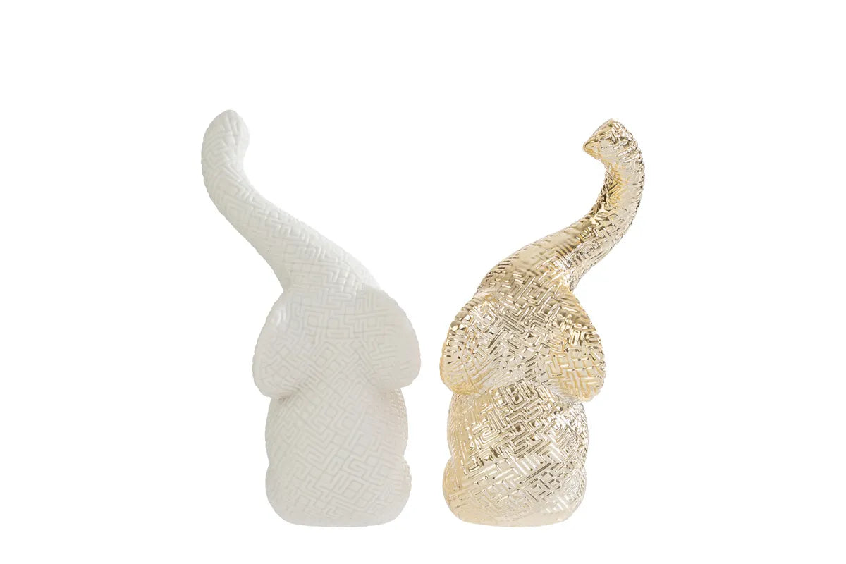 Set di due elefantini decorativi in porcellana bianco e oro firmati Le Stelle, caratterizzati da una finitura lucida impreziosita da una trama geometrica a rilievo con effetto 3D e trombe sollevate che si incrociano. Queste due raffinate statuine di elefanti di design rappresentano un complemento d'arredo moderno e portafortuna, ideale come bomboniera di classe o originale oggetto ornamentale per la casa.