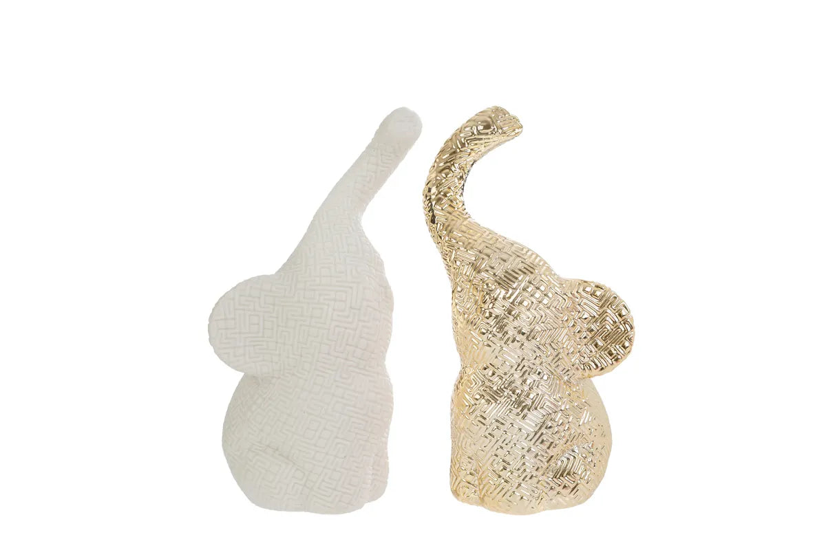 Set di due elefantini decorativi in porcellana bianco e oro firmati Le Stelle, caratterizzati da una finitura lucida impreziosita da una trama geometrica a rilievo con effetto 3D e trombe sollevate che si incrociano. Queste due raffinate statuine di elefanti di design rappresentano un complemento d'arredo moderno e portafortuna, ideale come bomboniera di classe o originale oggetto ornamentale per la casa.