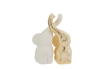 Set di due elefantini decorativi in porcellana bianco e oro firmati Le Stelle, caratterizzati da una finitura lucida impreziosita da una trama geometrica a rilievo con effetto 3D e trombe sollevate che si incrociano. Queste due raffinate statuine di elefanti di design rappresentano un complemento d'arredo moderno e portafortuna, ideale come bomboniera di classe o originale oggetto ornamentale per la casa.