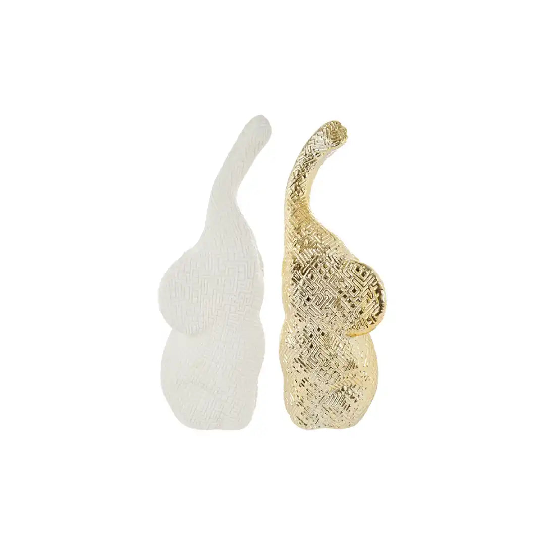 Set di due elefantini decorativi in porcellana bianco e oro firmati Le Stelle, caratterizzati da una finitura lucida impreziosita da una trama geometrica a rilievo con effetto 3D e trombe sollevate che si incrociano. Queste due raffinate statuine di elefanti di design rappresentano un complemento d'arredo moderno e portafortuna, ideale come bomboniera di classe o originale oggetto ornamentale per la casa.