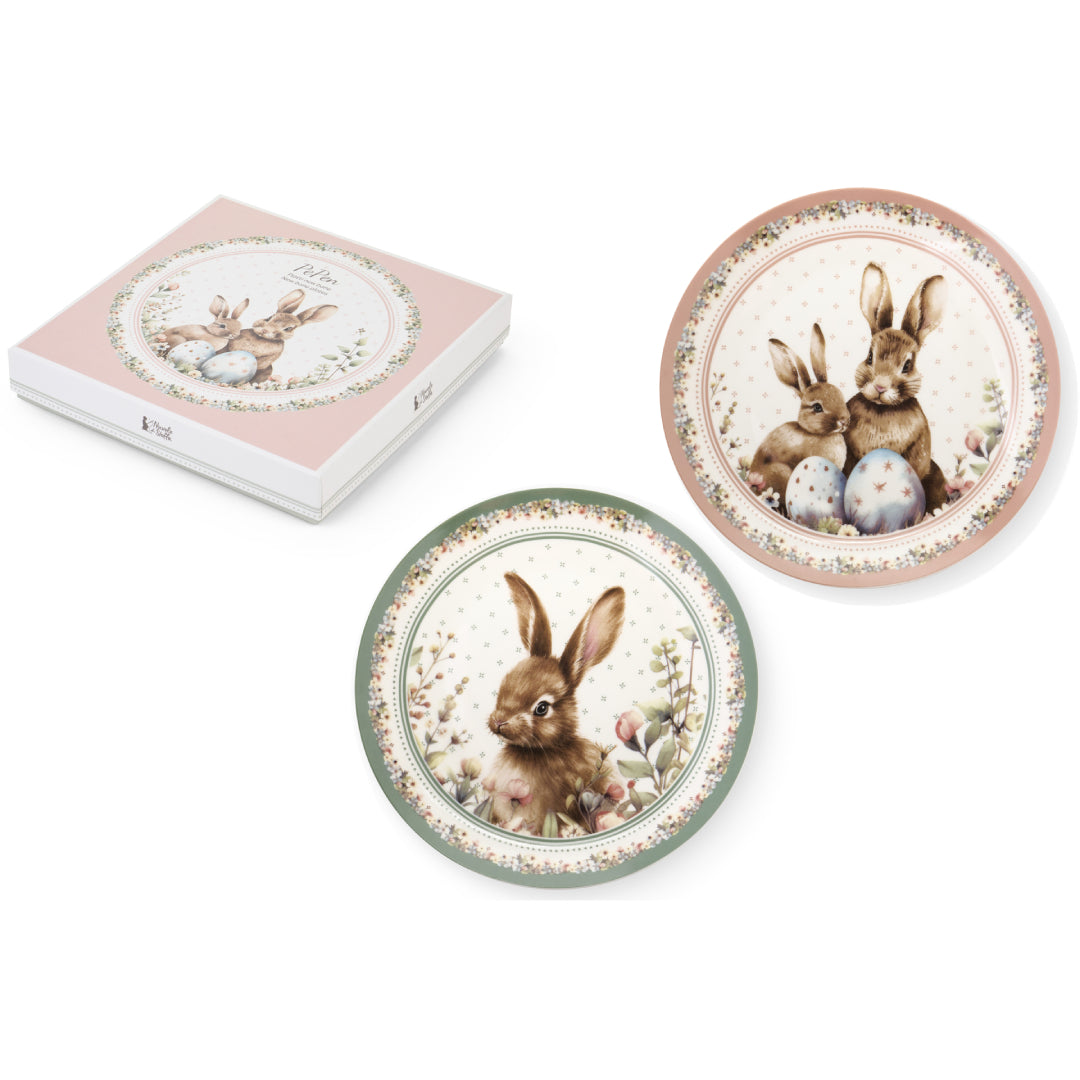 Set dolce Nuvole di Stoffa linea PePen con due piatti in porcellana. Decorazione pasquale con ghirlanda di coniglietti, uova colorate e fiori di campo. Confezione regalo inclusa, stile shabby chic.