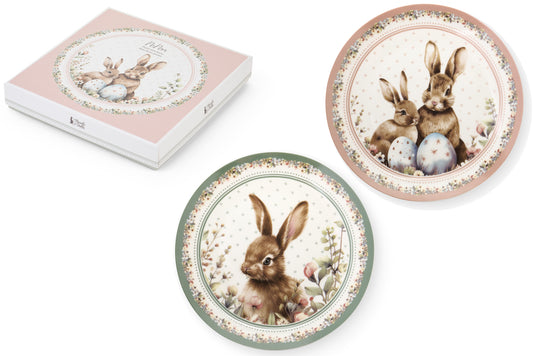 Set dolce Nuvole di Stoffa linea PePen con due piatti in porcellana. Decorazione pasquale con ghirlanda di coniglietti, uova colorate e fiori di campo. Confezione regalo inclusa, stile shabby chic.