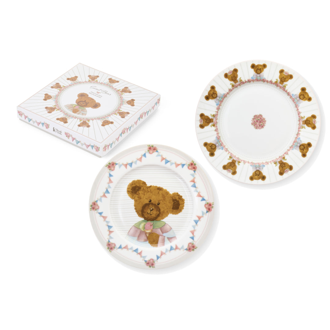 Set 2 piatti da dolce Nuvole di Stoffa linea Sweet Bear in porcellana con scatola regalo coordinata. Un piatto presenta un grande orsetto centrale con gelato, l'altro una ghirlanda di piccoli orsetti e rose su fondo a righe.