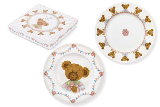 Set 2 piatti da dolce Nuvole di Stoffa linea Sweet Bear in porcellana con scatola regalo coordinata. Un piatto presenta un grande orsetto centrale con gelato, l'altro una ghirlanda di piccoli orsetti e rose su fondo a righe.