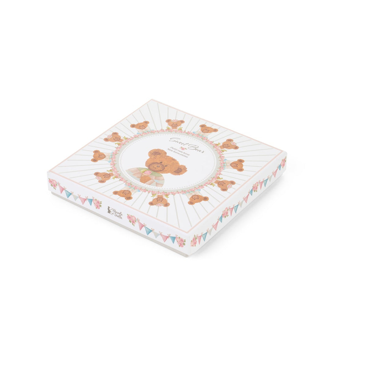 Set 2 piatti da dolce Nuvole di Stoffa linea Sweet Bear in porcellana con scatola regalo coordinata. Un piatto presenta un grande orsetto centrale con gelato, l'altro una ghirlanda di piccoli orsetti e rose su fondo a righe.