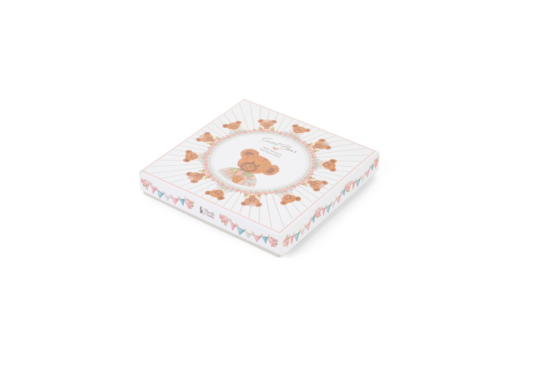 Set 2 piatti da dolce Nuvole di Stoffa linea Sweet Bear in porcellana con scatola regalo coordinata. Un piatto presenta un grande orsetto centrale con gelato, l'altro una ghirlanda di piccoli orsetti e rose su fondo a righe.