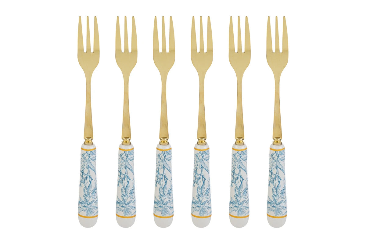 Set di 6 forchettine da dolce con decoro azzurro firmato Le Stelle, caratterizzato da rebbi in metallo color oro e raffinati manici in porcellana bianca decorati con delicati motivi floreali azzurri. Questo elegante servizio di posate da dessert di design è accompagnato dalla sua scatola regalo quadrata coordinata con la stessa fantasia botanica, perfetto come bomboniera di classe o idea regalo home decor.