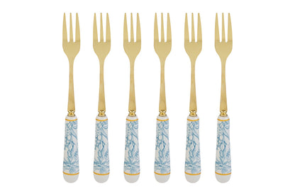 Set di 6 forchettine da dolce con decoro azzurro firmato Le Stelle, caratterizzato da rebbi in metallo color oro e raffinati manici in porcellana bianca decorati con delicati motivi floreali azzurri. Questo elegante servizio di posate da dessert di design è accompagnato dalla sua scatola regalo quadrata coordinata con la stessa fantasia botanica, perfetto come bomboniera di classe o idea regalo home decor.