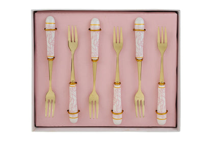 Set di 6 forchettine da dolce con decoro rosa firmato Le Stelle, caratterizzato da rebbi in metallo color oro e raffinati manici in porcellana bianca decorati con delicati motivi floreali rosa. Questo elegante servizio di posate da dessert di design è accompagnato dalla sua scatola regalo quadrata coordinata con la stessa fantasia botanica, perfetto come bomboniera di classe o idea regalo home decor.