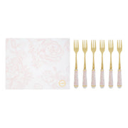 Set di 6 forchettine da dolce con decoro rosa firmato Le Stelle, caratterizzato da rebbi in metallo color oro e raffinati manici in porcellana bianca decorati con delicati motivi floreali rosa. Questo elegante servizio di posate da dessert di design è accompagnato dalla sua scatola regalo quadrata coordinata con la stessa fantasia botanica, perfetto come bomboniera di classe o idea regalo home decor.