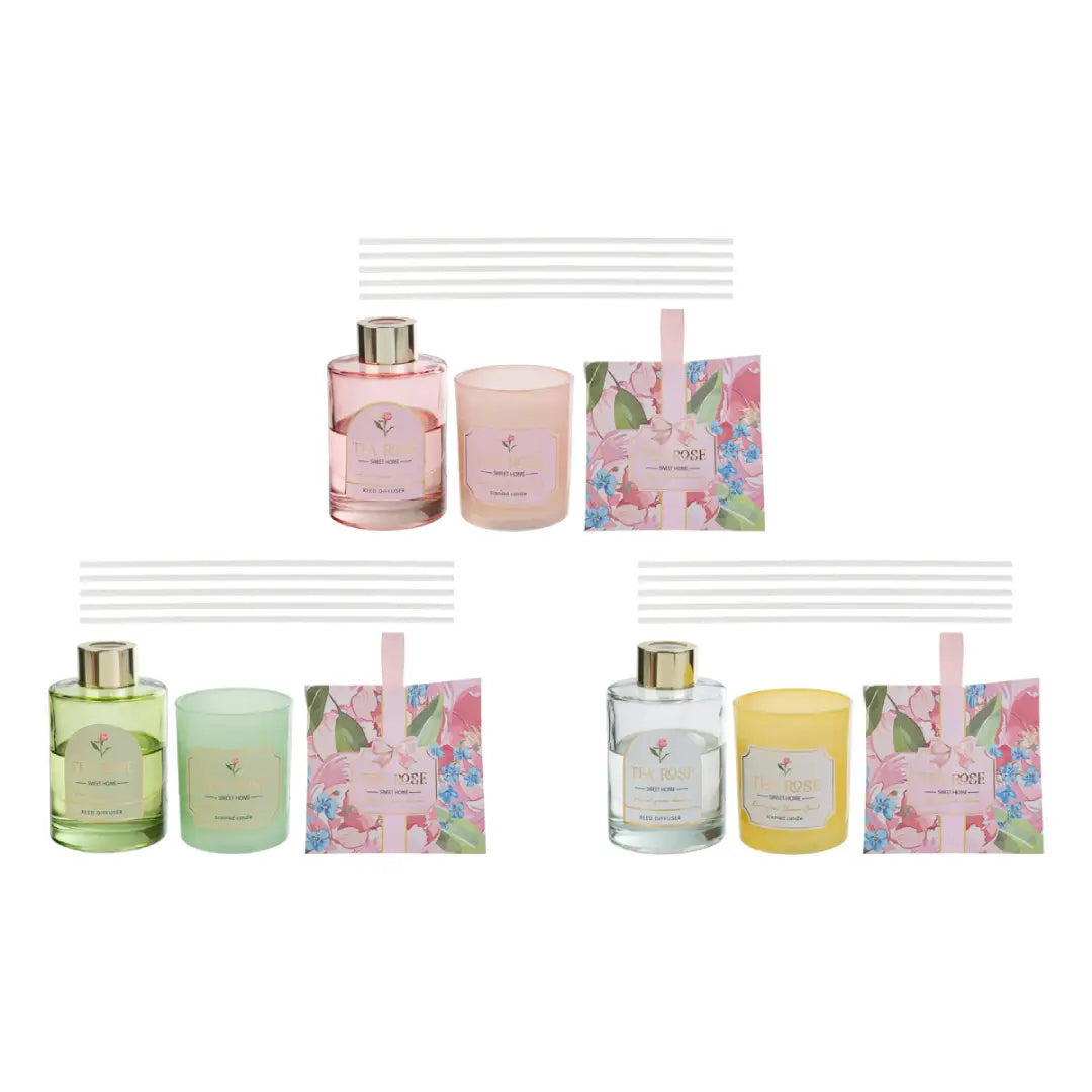 Set regalo assortito firmato Le Stelle composto da una candela in vetro e un profumatore per ambienti con bastoncini, presentati in un'elegante gabbia dorata con corona decorativa. Questa raffinata idea regalo o bomboniera per eventi è disponibile nei colori rosa, giallo e verde e include una graziosa busta shopper bianca coordinata.