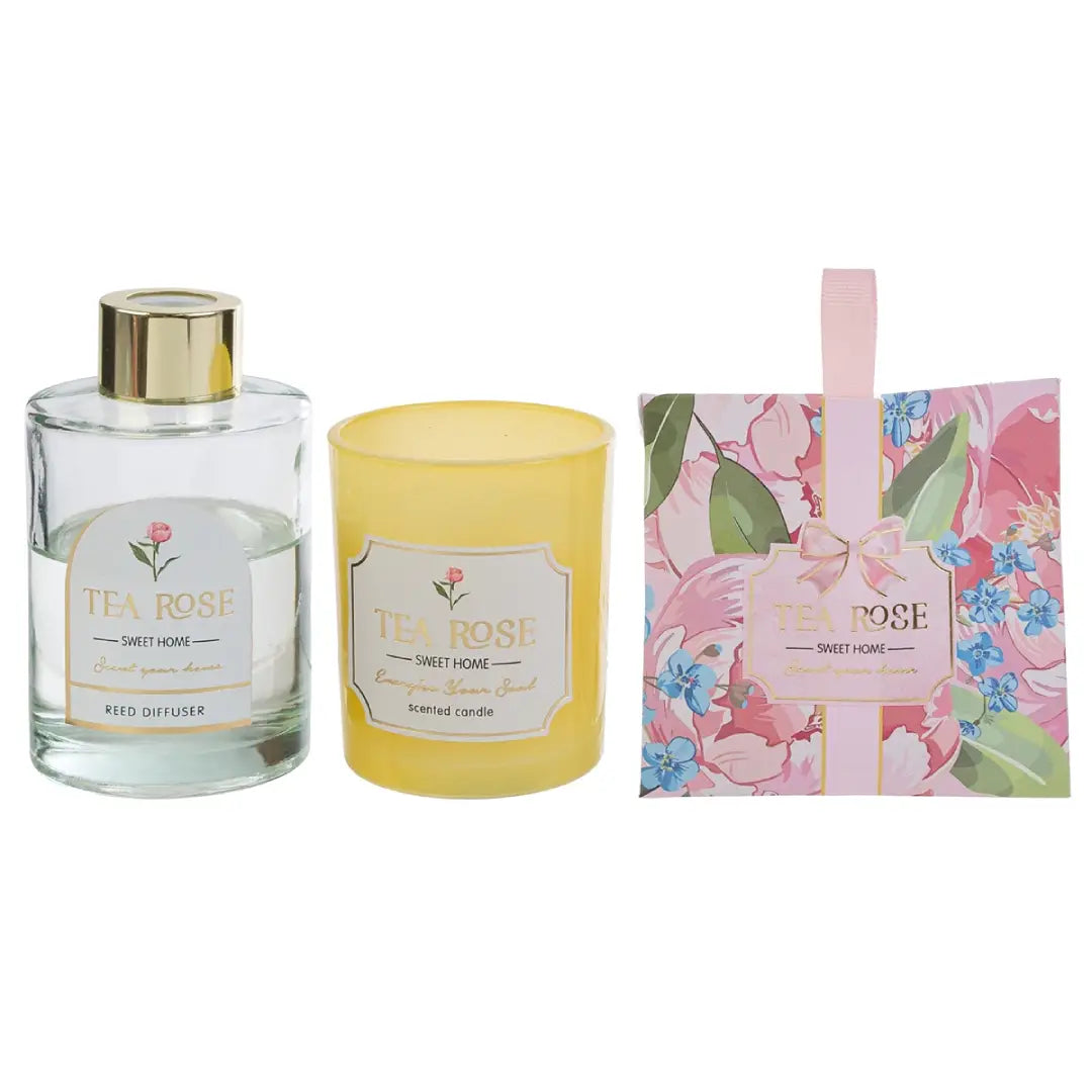 Set regalo assortito firmato Le Stelle composto da una candela in vetro e un profumatore per ambienti con bastoncini, presentati in un'elegante gabbia dorata con corona decorativa. Questa raffinata idea regalo o bomboniera per eventi è disponibile nei colori rosa, giallo e verde e include una graziosa busta shopper bianca coordinata.