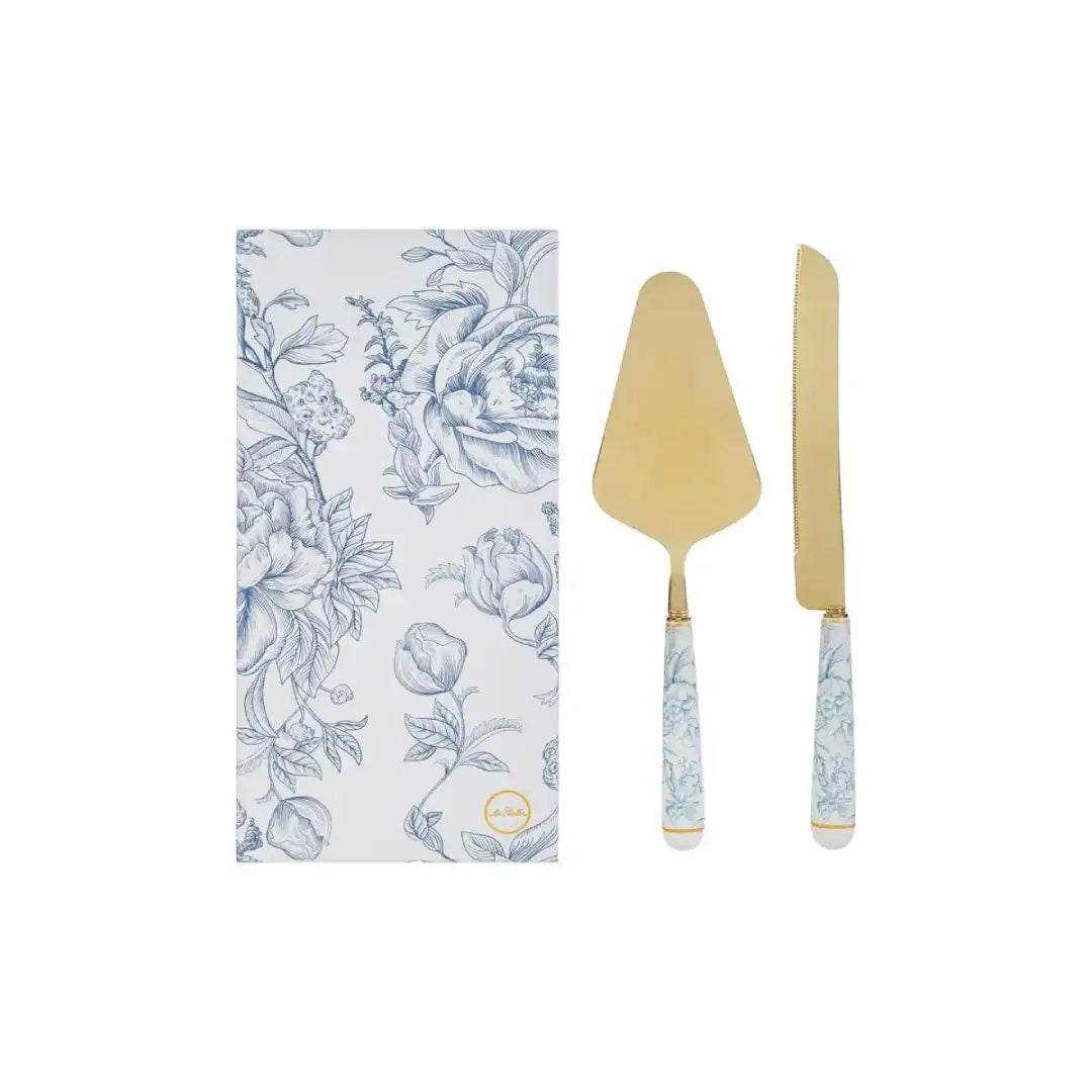 Set da servizio taglia torta da due pezzi oro con decoro azzurro firmato Le Stelle, composto da una paletta e un coltello da dolci in metallo dorato con eleganti manici in porcellana bianca decorati da motivi floreali celestini. Questo raffinato set di posate per dolci è completato da una custodia regalo rettangolare coordinata con la stessa fantasia botanica, ideale come bomboniera di classe o idea regalo per occasioni speciali.