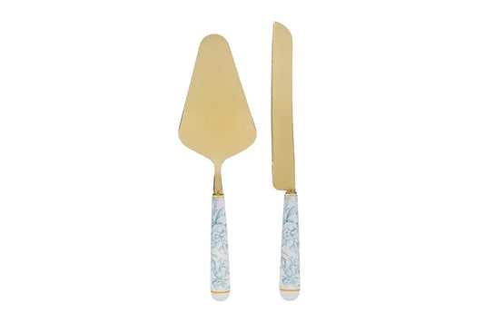 Set da servizio taglia torta da due pezzi oro con decoro azzurro firmato Le Stelle, composto da una paletta e un coltello da dolci in metallo dorato con eleganti manici in porcellana bianca decorati da motivi floreali celestini. Questo raffinato set di posate per dolci è completato da una custodia regalo rettangolare coordinata con la stessa fantasia botanica, ideale come bomboniera di classe o idea regalo per occasioni speciali.