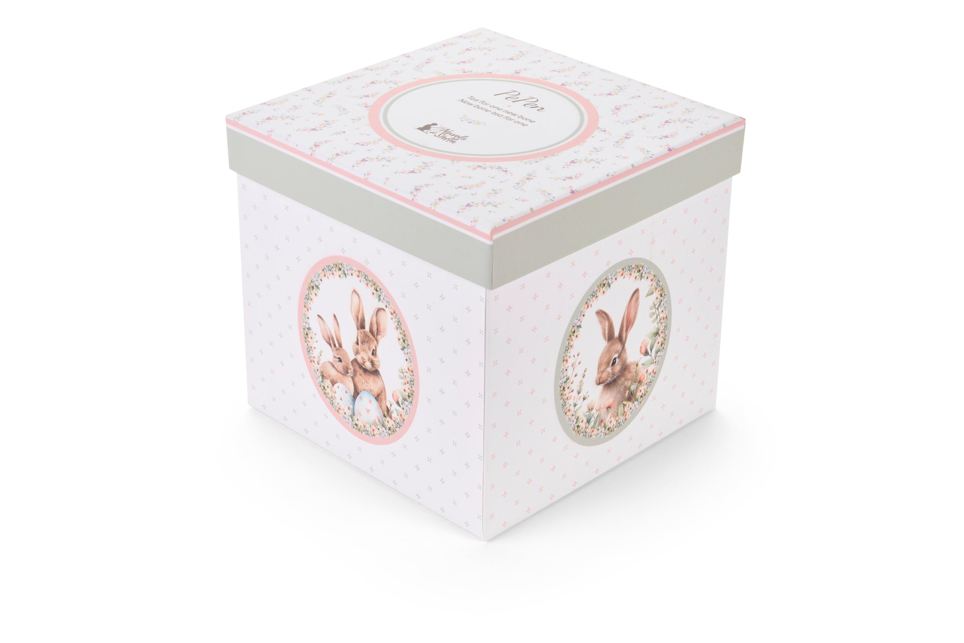 Dolce set Nuvole di Stoffa linea PePen con teiera, tazza e piattino in porcellana. Decorazione pasquale con ghirlanda di coniglietti, uova colorate e fiori di campo. Confezione regalo inclusa, stile shabby chic.