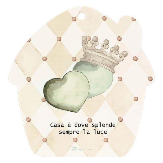 Lo sfondo dell'oggetto presenta un motivo a rombi nei toni del panna e del beige chiaro, con piccoli pois marroni posizionati agli incroci delle linee. Al centro della composizione spiccano due cuori sovrapposti di colore verde salvia sfumato; il cuore più grande, posizionato leggermente dietro, è sormontato da una corona dorata riccamente decorata.