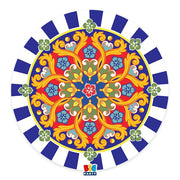 Un piatto di carta usa e getta della linea "Sicilia" di Big Party. Il design richiama l'estetica dei carretti siciliani, con una vivace decorazione a ruota e motivi geometrici nei toni del rosso, giallo e blu su sfondo bianco. Al centro spicca l'illustrazione di greche ornamentali colorate.