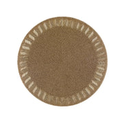 Sottopiatto rotondo decorativo Blanc Mariclo interamente ricamato con perline dorate. Presenta un motivo centrale a raggiera geometrica e una bordura esterna con decoro a spina di pesce. Design lussuoso.