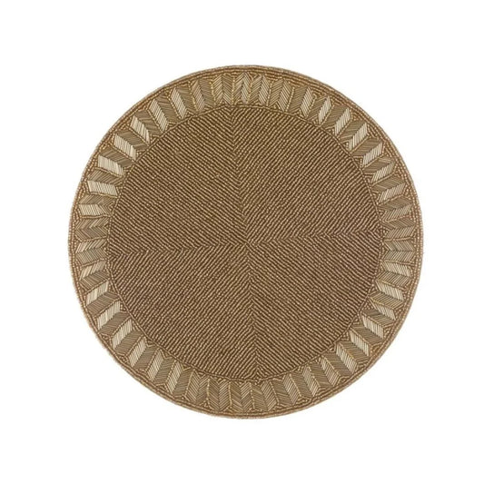 Sottopiatto rotondo decorativo Blanc Mariclo interamente ricamato con perline dorate. Presenta un motivo centrale a raggiera geometrica e una bordura esterna con decoro a spina di pesce. Design lussuoso.