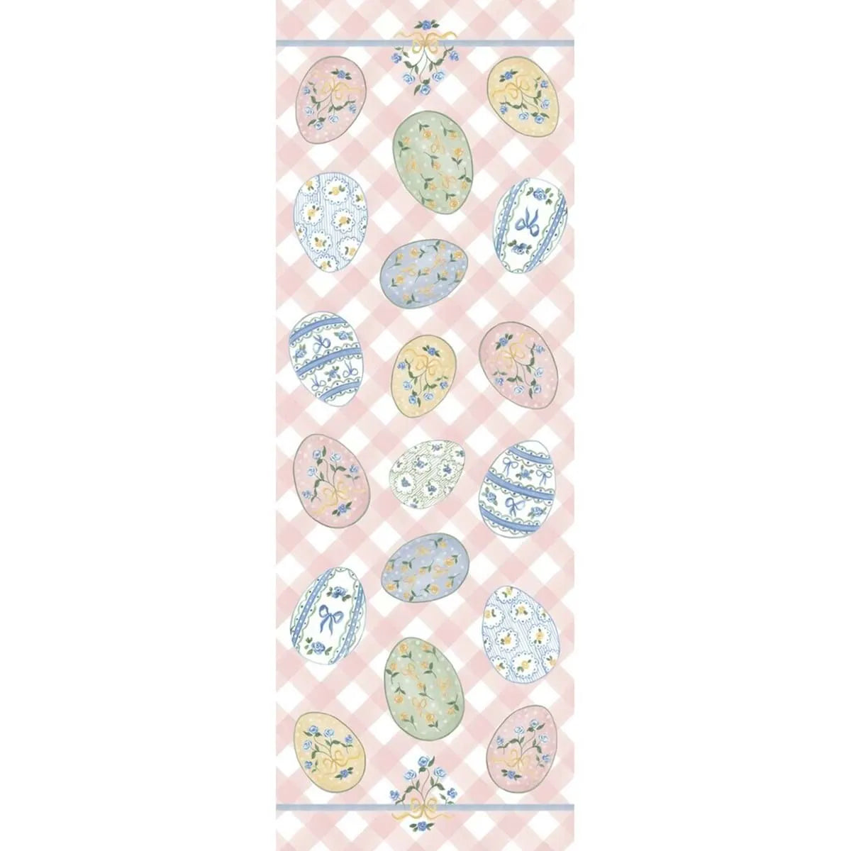 Runner da tavola della collezione "Pretty Easter" caratterizzato da un motivo a scacchi bianchi e rosa pastello con un'elegante gala arricciata sul bordo inferiore. Il tessuto è decorato con stampe di uova di Pasqua illustrate con roselline azzurre e fiocchi gialli, ideale per apparecchiare una tavola festiva romantica in perfetto stile shabby chic.