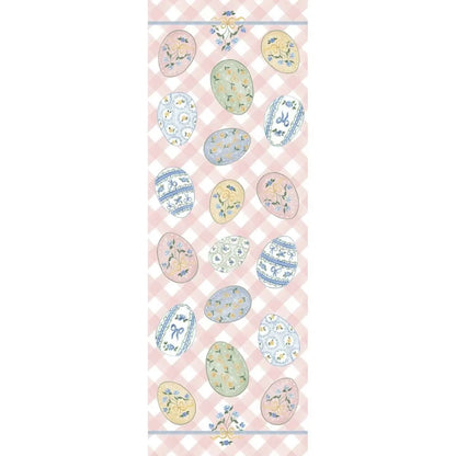 Runner da tavola della collezione "Pretty Easter" caratterizzato da un motivo a scacchi bianchi e rosa pastello con un'elegante gala arricciata sul bordo inferiore. Il tessuto è decorato con stampe di uova di Pasqua illustrate con roselline azzurre e fiocchi gialli, ideale per apparecchiare una tavola festiva romantica in perfetto stile shabby chic.