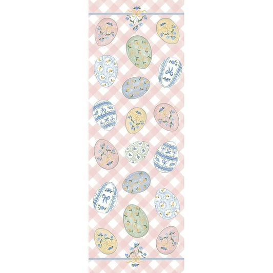 Runner da tavola della collezione "Pretty Easter" caratterizzato da un motivo a scacchi bianchi e rosa pastello con un'elegante gala arricciata sul bordo inferiore. Il tessuto è decorato con stampe di uova di Pasqua illustrate con roselline azzurre e fiocchi gialli, ideale per apparecchiare una tavola festiva romantica in perfetto stile shabby chic.