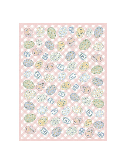 Tovaglia rettangolare della collezione "Pretty Easter" caratterizzata da una base a scacchi bianchi e rosa confetto con una balza in tinta unita sul bordo inferiore. Il tessuto è interamente stampato con uova di Pasqua decorate da motivi floreali, fiocchi gialli e trame geometriche nei toni del pastello, perfetta per apparecchiare la tavola festiva in stile shabby chic.
