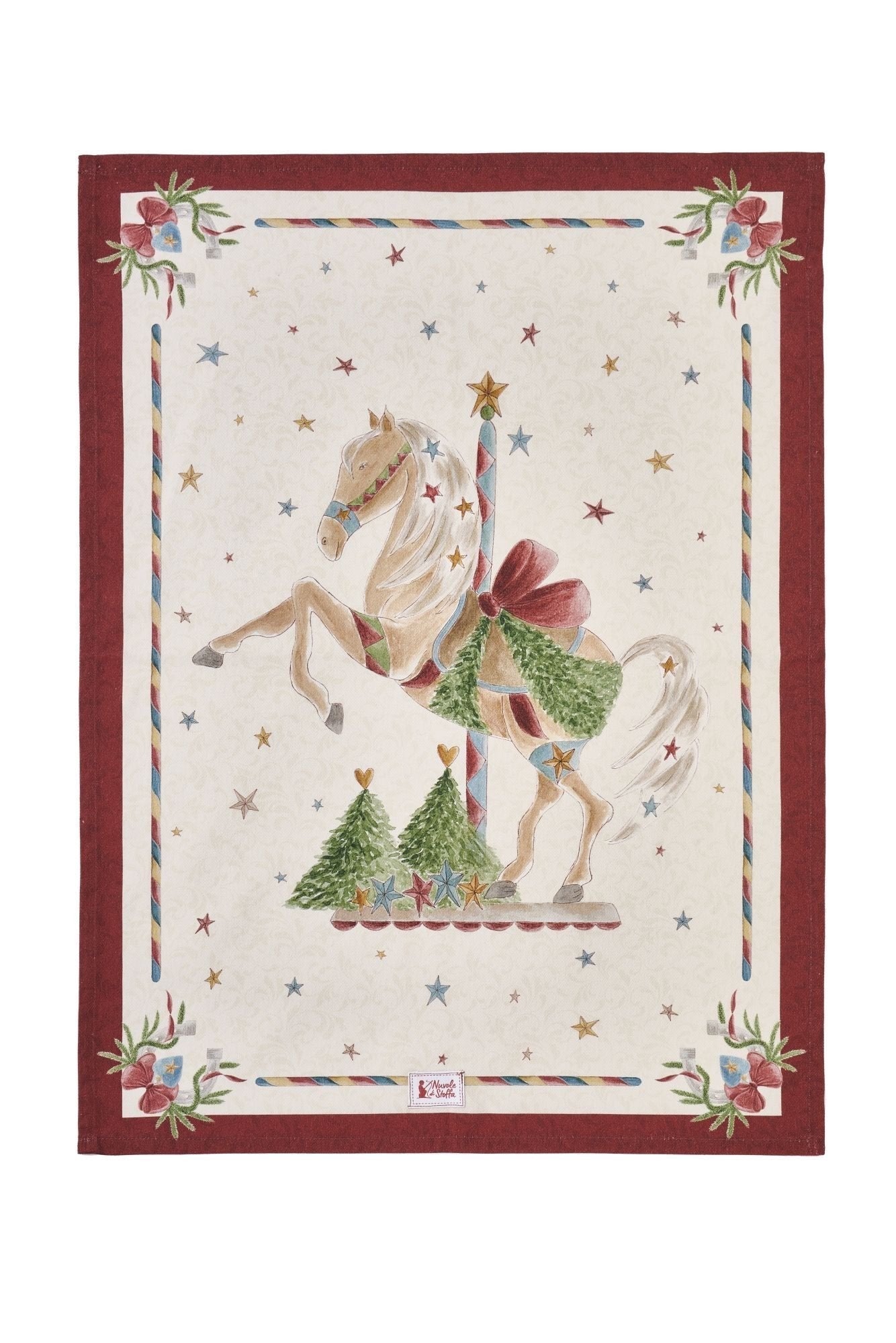 Strofinaccio natalizio in cotone Nuvole di Stoffa collezione "La Giostra di Amelie" (Modello A). Al centro, un cavallo bianco da giostra rampante con sella rossa e ghirlanda, circondato da stelline colorate e piccoli alberi di Natale su fondo panna. La cornice è rossa con decori di ghirlande agli angoli e bordi a bastoncino di zucchero.
