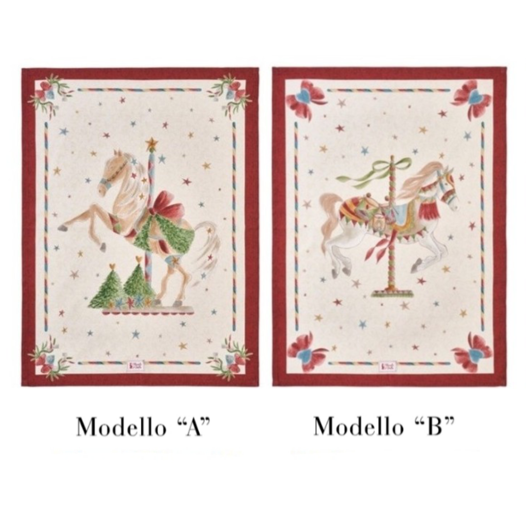 Coppia di strofinacci in cotone Nuvole di Stoffa "La Giostra di Amelie". Entrambi presentano un bordo rosso e un'illustrazione centrale su fondo panna stellato: il Modello A con un cavallo bianco rampante e il Modello B con un cavallo da giostra al galoppo.