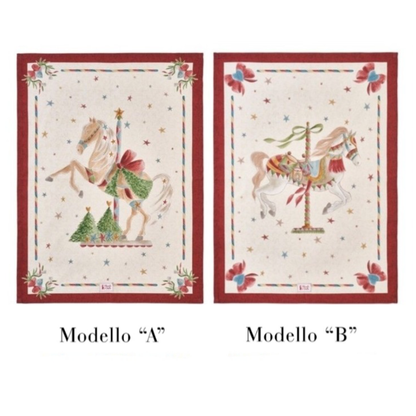 Coppia di strofinacci in cotone Nuvole di Stoffa "La Giostra di Amelie". Entrambi presentano un bordo rosso e un'illustrazione centrale su fondo panna stellato: il Modello A con un cavallo bianco rampante e il Modello B con un cavallo da giostra al galoppo.