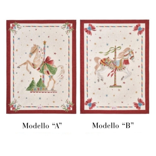 Coppia di strofinacci in cotone Nuvole di Stoffa "La Giostra di Amelie". Entrambi presentano un bordo rosso e un'illustrazione centrale su fondo panna stellato: il Modello A con un cavallo bianco rampante e il Modello B con un cavallo da giostra al galoppo.