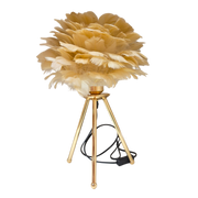 Lampada da tavolo con paralume realizzato in soffici piume beige e crema disposte a formare una nuvola voluminosa, sorretta da un treppiede in metallo dorato con cavo nero a vista. Lampada decorativa dal design glamour firmata Sud Import, ideale come complemento d'arredo per il comodino o come idea regalo raffinata.