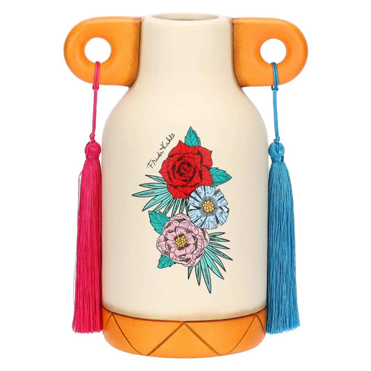 Questo raffinato vaso in ceramica della collezione THUN x Frida Kahlo presenta un design unico ispirato all'iconica artista, con decorazioni floreali vivaci e un cuore sacro centrale. La struttura color crema è arricchita da dettagli modellati a mano che includono farfalle colorate e una corona di fiori tipica dello stile Frida Kahlo. Perfetto come complemento d'arredo artistico, questo vaso THUN medio unisce l'estetica messicana alla dolcezza inconfondibile della ceramica decorata.