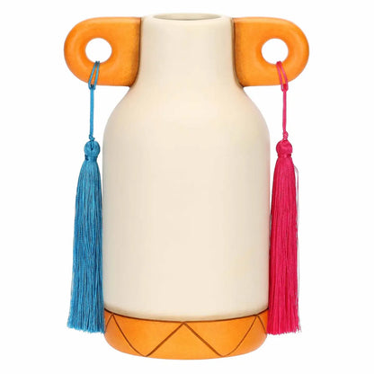 Questo raffinato vaso in ceramica della collezione THUN x Frida Kahlo presenta un design unico ispirato all'iconica artista, con decorazioni floreali vivaci e un cuore sacro centrale. La struttura color crema è arricchita da dettagli modellati a mano che includono farfalle colorate e una corona di fiori tipica dello stile Frida Kahlo. Perfetto come complemento d'arredo artistico, questo vaso THUN medio unisce l'estetica messicana alla dolcezza inconfondibile della ceramica decorata.